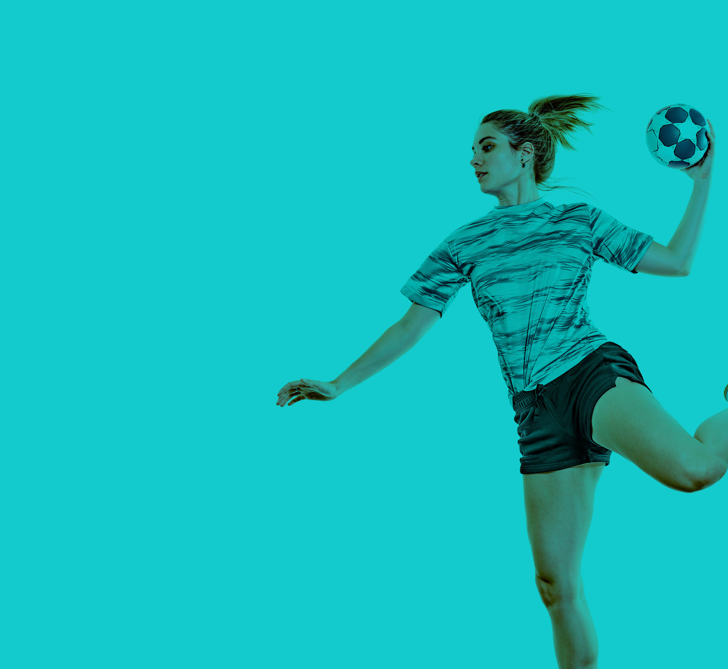 En la foto, una balonmanista sostiene una pelota con su mano izquierda y está en posición de lanzarla. 