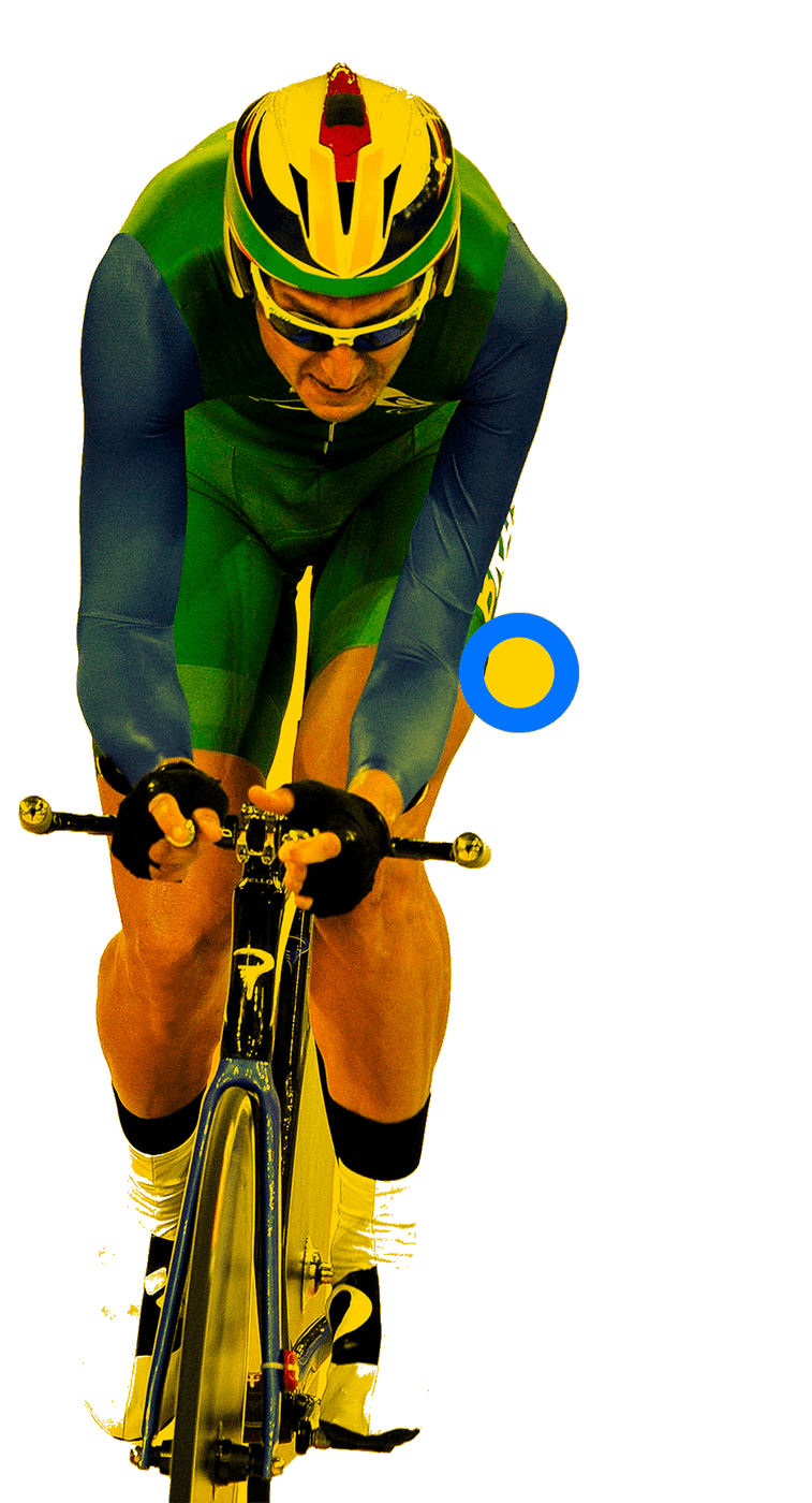 En la foto, se ve un ciclista montando su bicleta en una competencia.