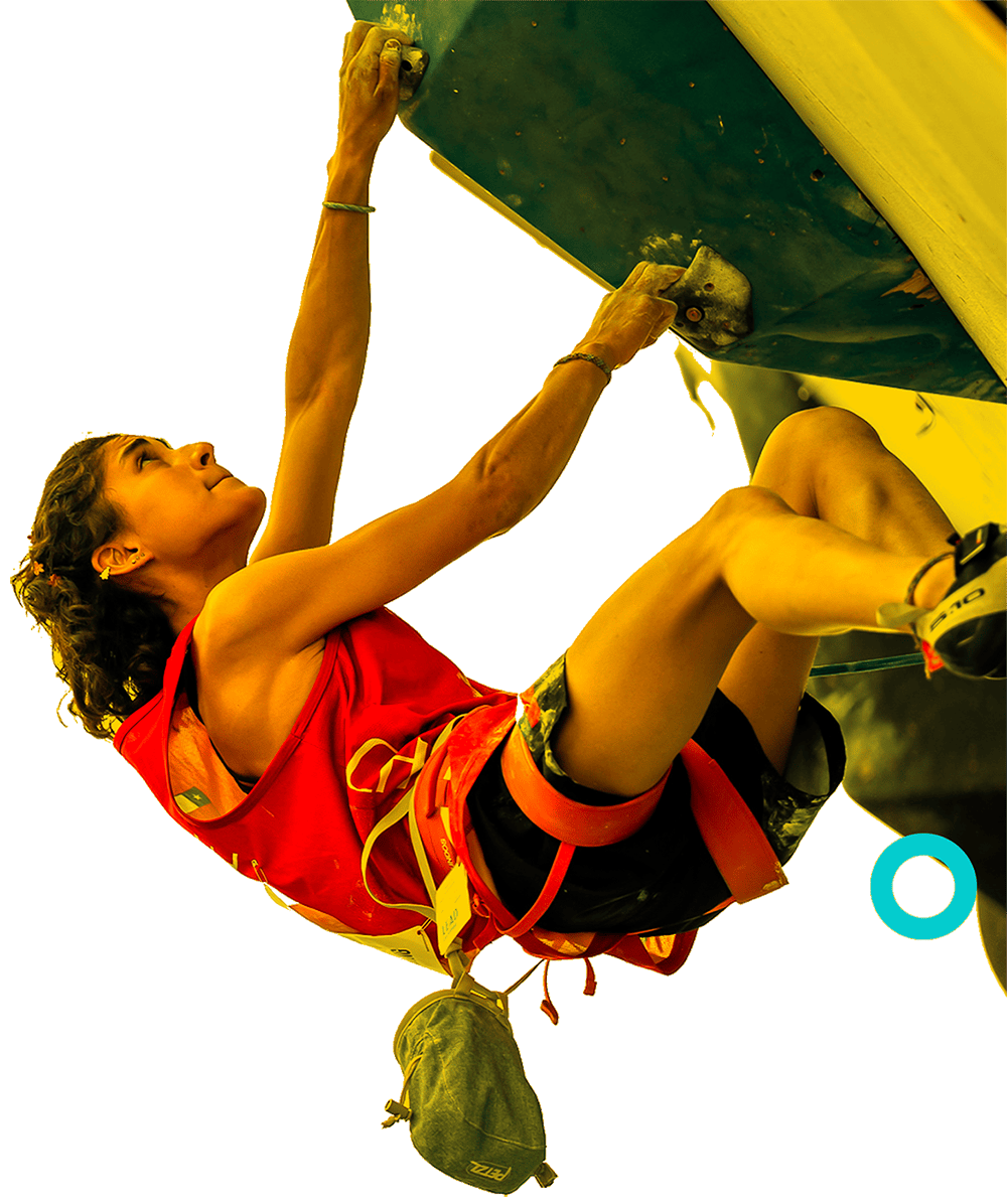 In the picture, a female athlete can be appreciated climbing a boulder. She si wearing the Chilean unifrom.