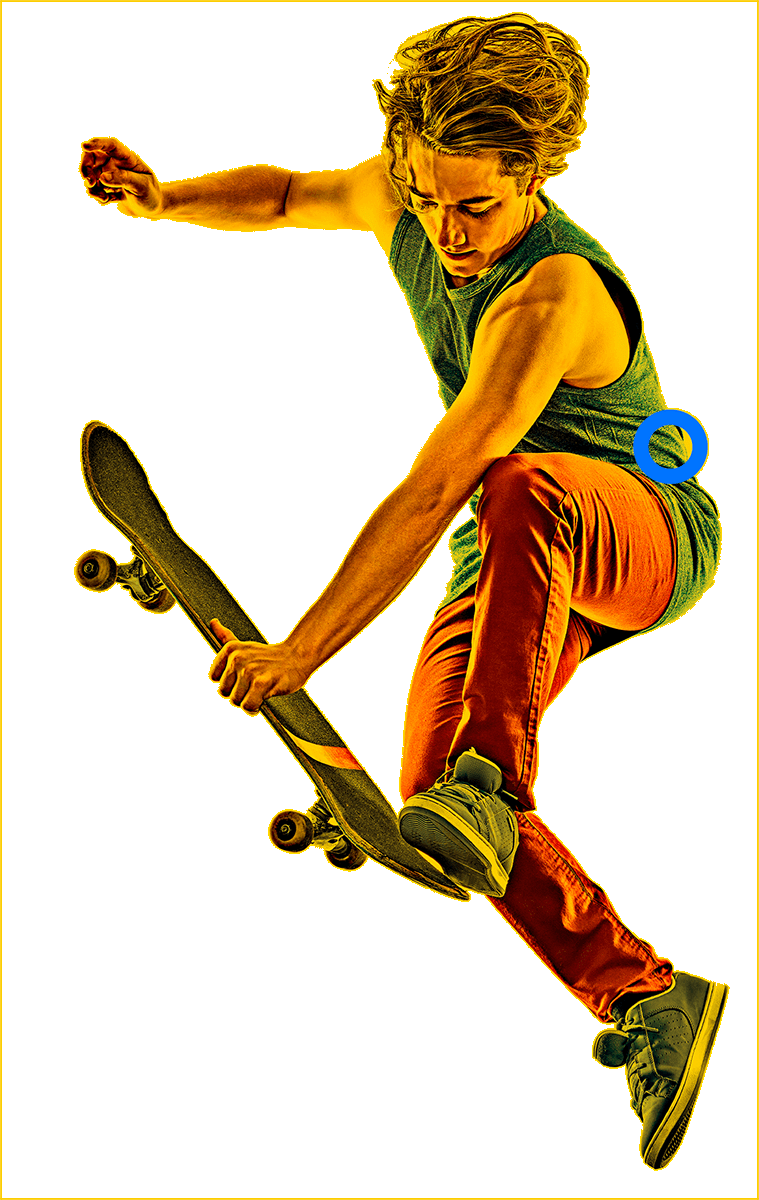 En la foto, un atleta de skateboarding con el patín en la mano realizando un truco.