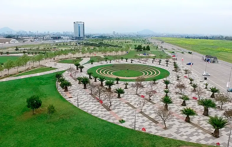 On the image we can see an aerial shot of the 
                                    general space of the Parque Bicentenario of 
                                    Cerillos of 50 hectares, with cycling circuits, 
                                    meadows, picnic areas and lagoon.